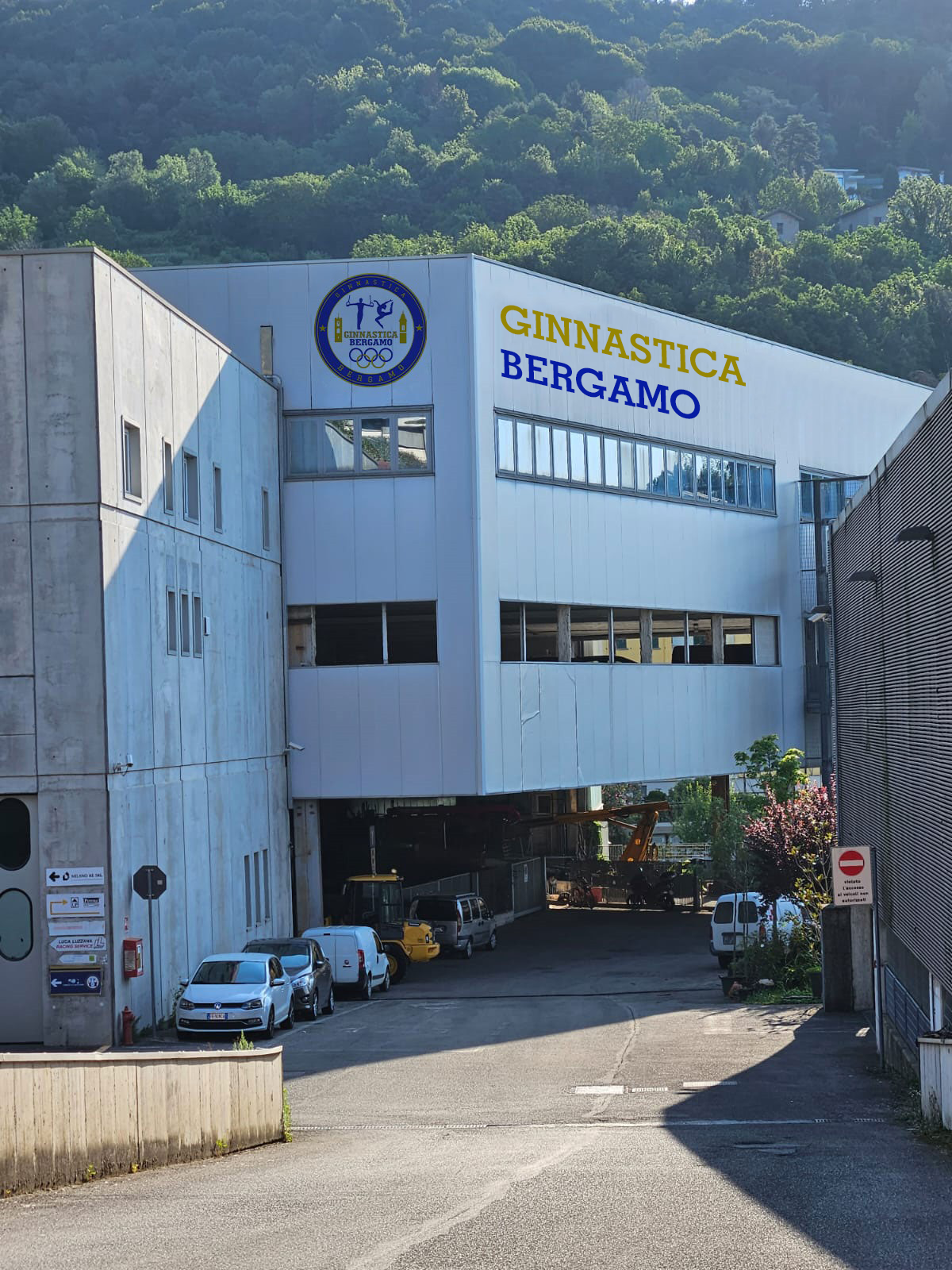 La struttura esterna di Ginnastica Bergamo ad Alzano Lombardo, Via Meer 60